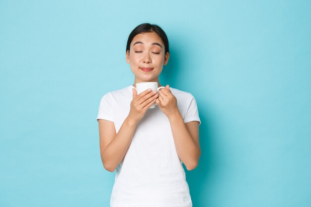 Asiatische Frau im lässigen T-Shirt posiert