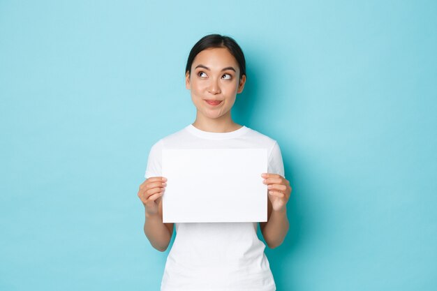 Asiatische Frau im lässigen T-Shirt posiert