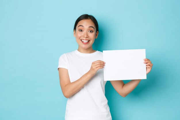 Asiatische Frau im lässigen T-Shirt posiert