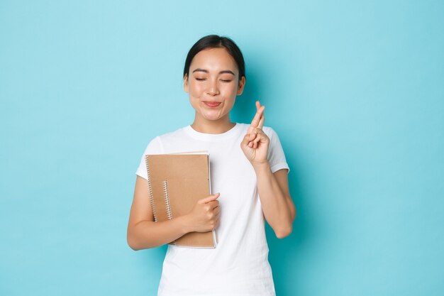 Asiatische Frau im lässigen T-Shirt posiert