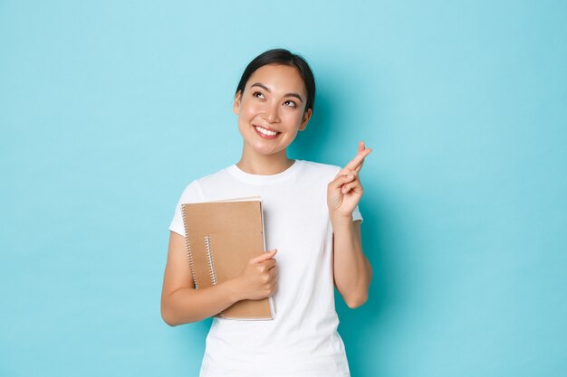 Asiatische Frau im lässigen T-Shirt posiert