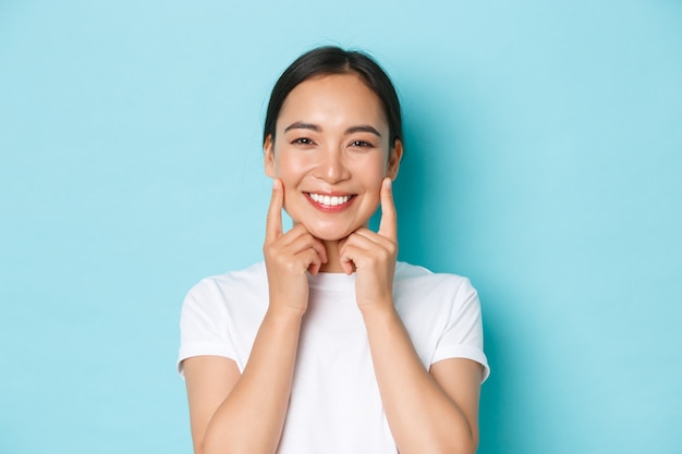 Asiatische Frau im lässigen T-Shirt posiert