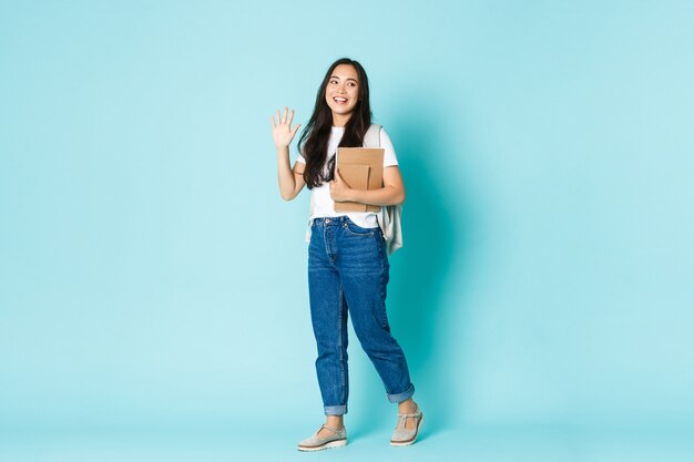 Asiatische Frau im lässigen T-Shirt posiert