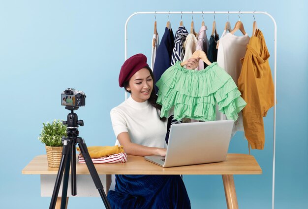 Asiatische Frau Live-Streaming zeigt Kleidung vor der Kamera zum Verkauf Modekleidung