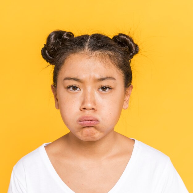 Asiatische Frau mit dem gebundenen Haar, das gestört wird