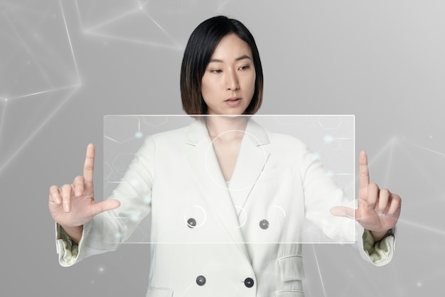 Asiatische Frau mit einem futuristischen transparenten Bildschirm-Digital-Remix