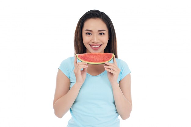 Asiatische Frau mit Scheibe der Wassermelone