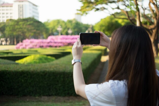 Asiatische frau mit smartphone