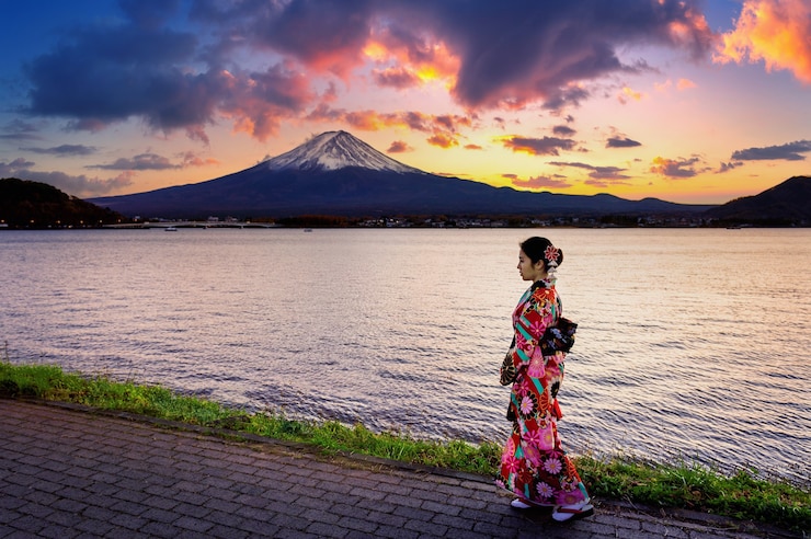 Kostenlose Foto asiatische frau mit traditionellem japanischem kimono am fuji-berg?