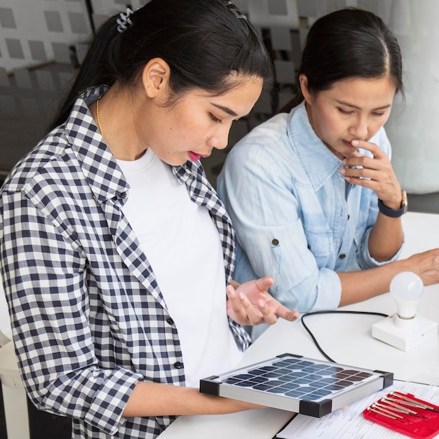 Asiatische Frauen arbeiten hart zusammen für eine Innovation