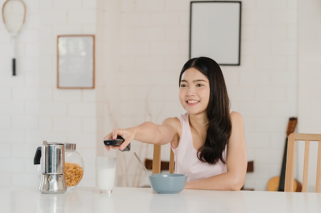 Asiatische japanische frau frühstückt zu hause