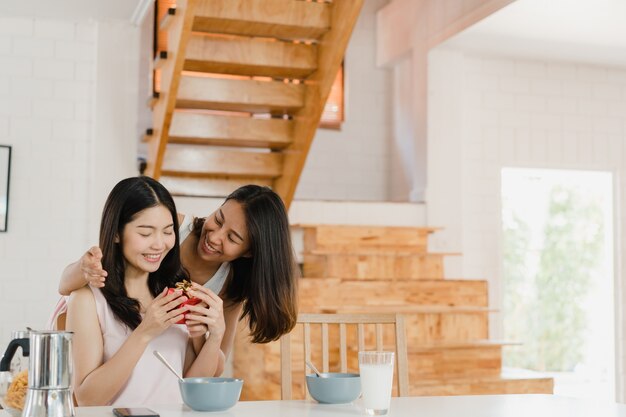 Asiatische lesbische lgbtq Frauenpaare, die anwesendes Haus geben