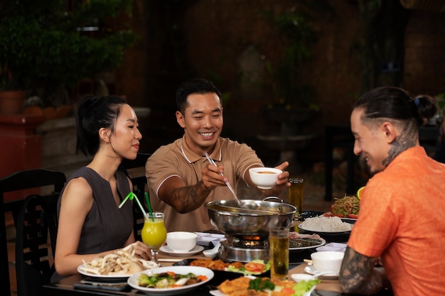 Kostenloses Foto asiatische leute, die dinnerparty haben