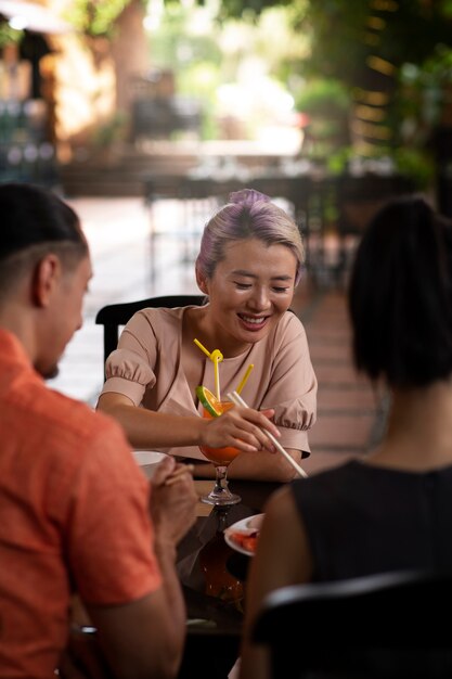 Asiatische Leute, die Dinnerparty haben