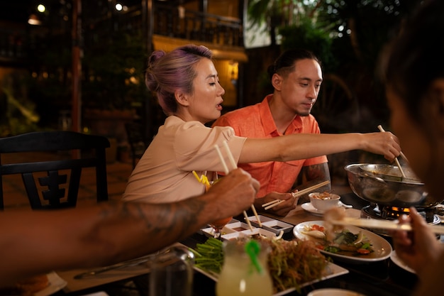 Kostenloses Foto asiatische leute, die dinnerparty haben