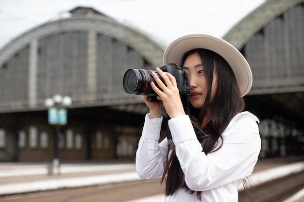 Asiatische lokale Reisende mit Kamera