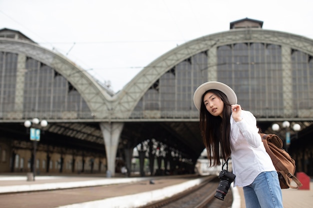 Asiatische lokale Reisende mit Kamera