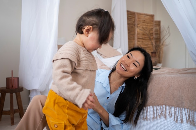 Kostenloses Foto asiatische mutter und tochter verbringen gemeinsam zeit zu hause