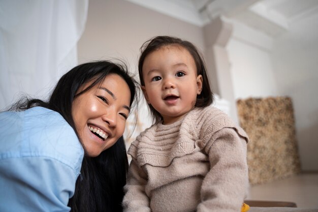 Asiatische Mutter und Tochter verbringen gemeinsam Zeit zu Hause