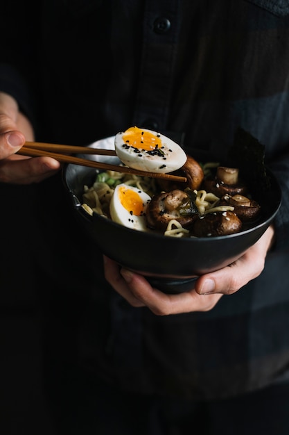 Kostenloses Foto asiatische nudeln kochen