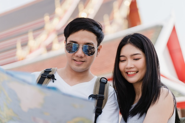 Asiatische Paarrichtung des Reisenden auf Standortkarte in Bangkok, Thailand
