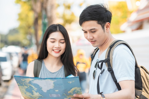 Asiatische Paarrichtung des Reisenden auf Standortkarte in Bangkok, Thailand