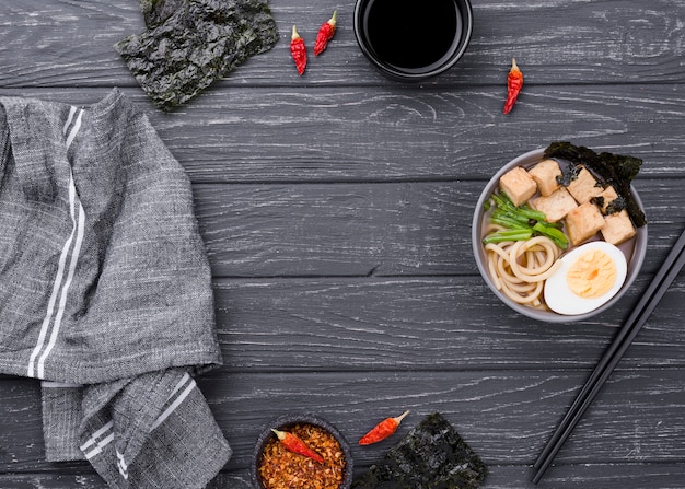 Kostenloses Foto asiatische ramen-nudelsuppe auf holztisch