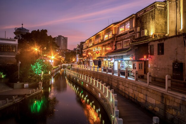Asiatische Stadt mit chinesischen Laternen und einem Fluss