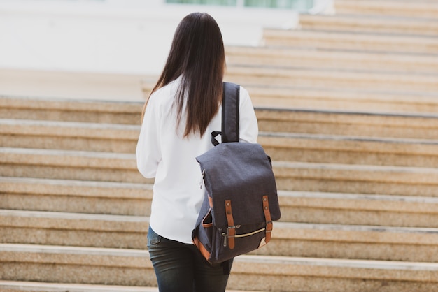 Asiatische Studentenfrau mit Laptop und Tasche, Bildungskonzept