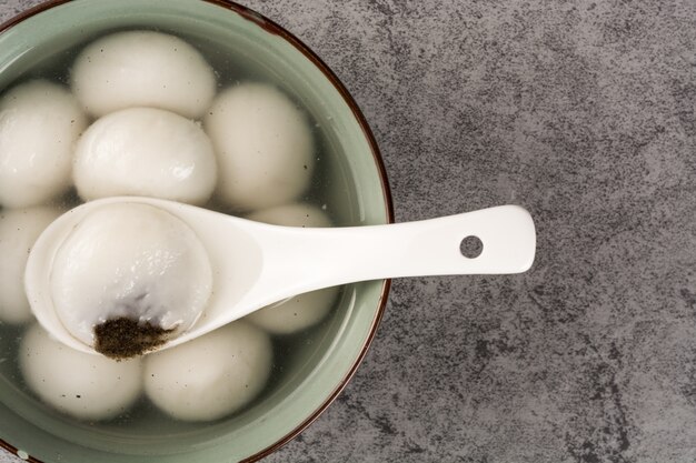 Asiatische Suppe mit einem Löffel