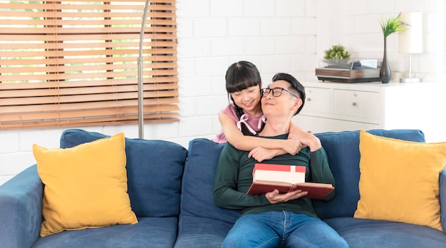 Asiatische Tochter gibt Vater Geschenk. Konzept Überraschungsgeschenkbox für den Vatertag.