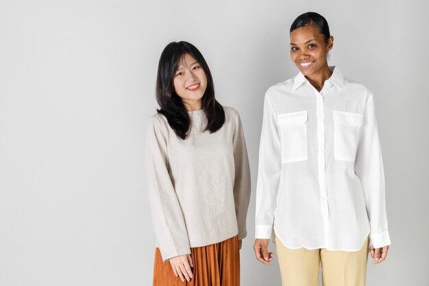 Asiatische und afrikanische Frau in minimalistischer Kleidung