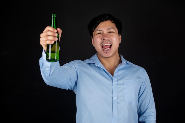 asiatischer Geschäftsmann mit Bierflasche