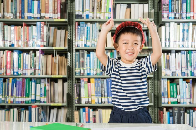 Asiatischer Junge in der Bibliotheksschule