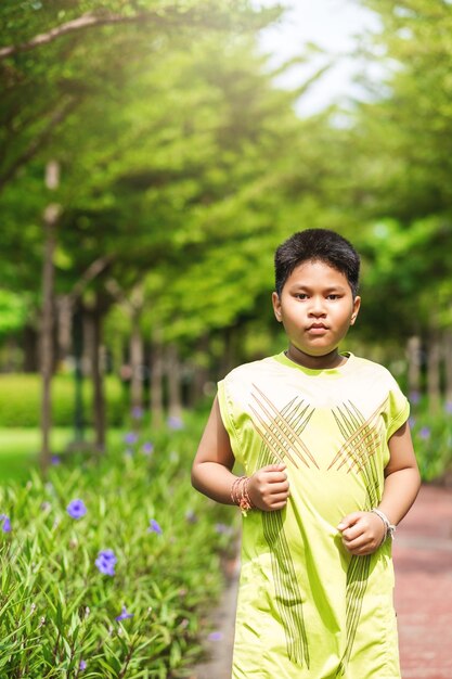 Asiatischer Mann, der am sonnigen Morgen im Park joggt