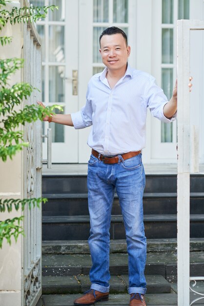 Asiatischer Mann zu Hause