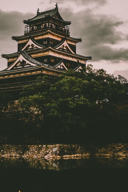 Asiatischer Tempel aus beige und schwarzem Beton