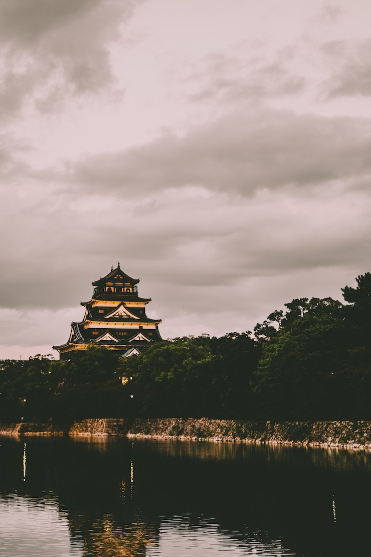 Kostenlose Foto asiatischer tempel aus beige und schwarzem beton