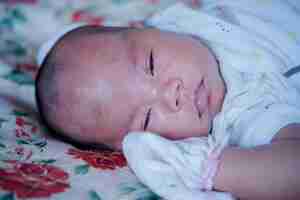 Kostenloses Foto asiatisches baby, das im bett schläft