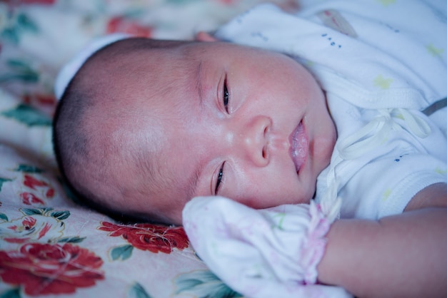 Asiatisches Baby, das im Bett schläft