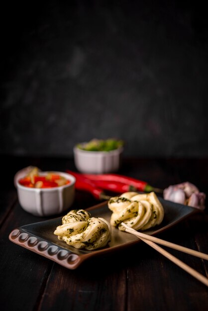 Asiatisches Essen auf Teller mit Stäbchen