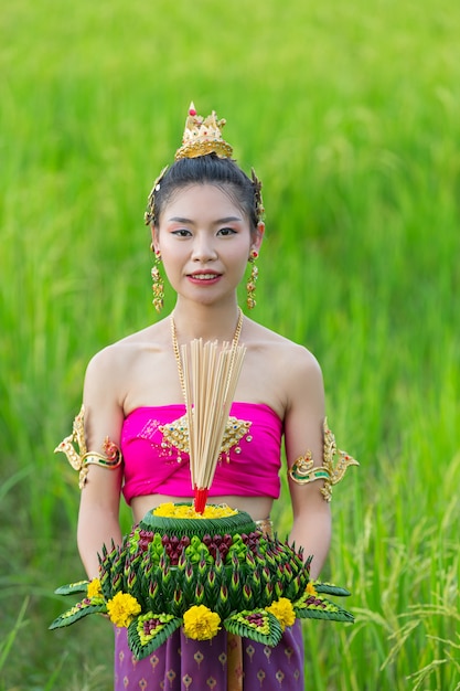 Kostenloses Foto asien frau in thailändischer kleidung traditionell halten kratong. loy krathong festival