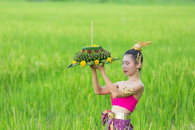 Asien Frau in thailändischer Kleidung traditionell halten Kratong. Loy Krathong Festival