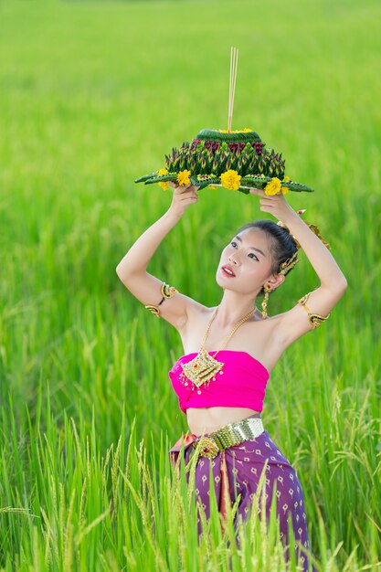 Asien Frau in thailändischer Kleidung traditionell halten Kratong. Loy Krathong Festival