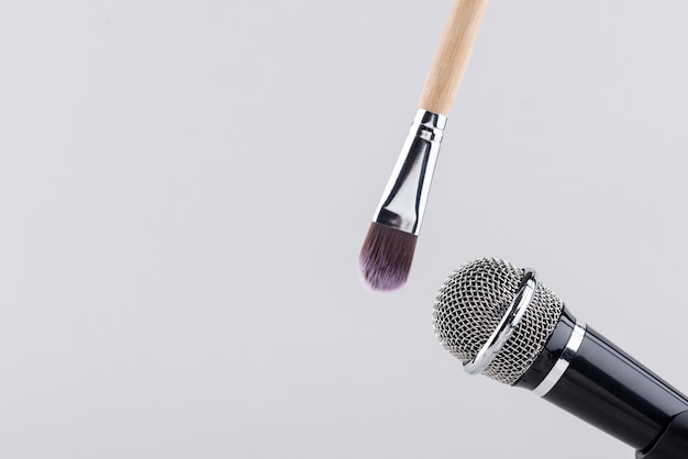 Asmr-Mikrofon mit Make-up-Pinsel für Ton