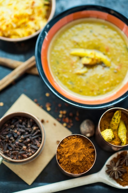 Assorted Gewürze in der Nähe von Suppe