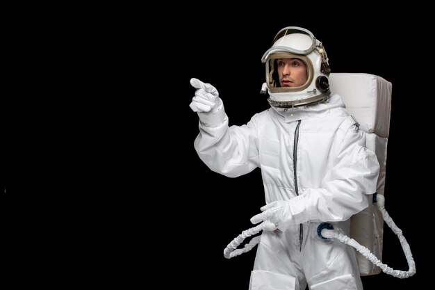 Astronaut Day Spaceman im galaktischen Raumanzughelm, der im Weltraum nach links lenkt