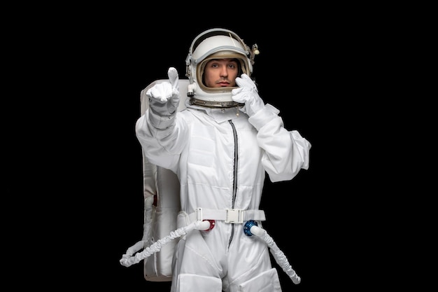 Astronaut Day Spaceman im Galaxie-Raumanzug-Helm, der nach vorne ernstes Gesicht zeigt