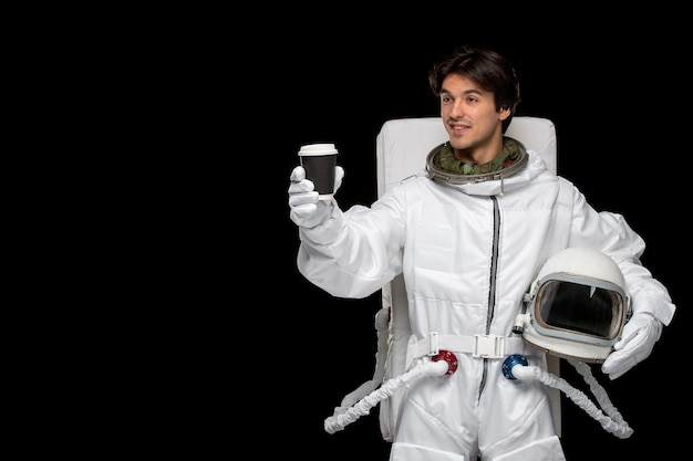 Kostenloses Foto astronaut day spaceman im weltraum kosmos galaxy helm mit blick auf die schwarze kaffeetasse