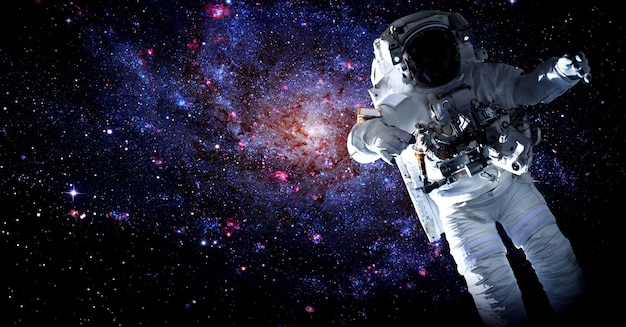 Astronauten-raumfahrer machen einen weltraumspaziergang, während sie für eine raumstation arbeiten